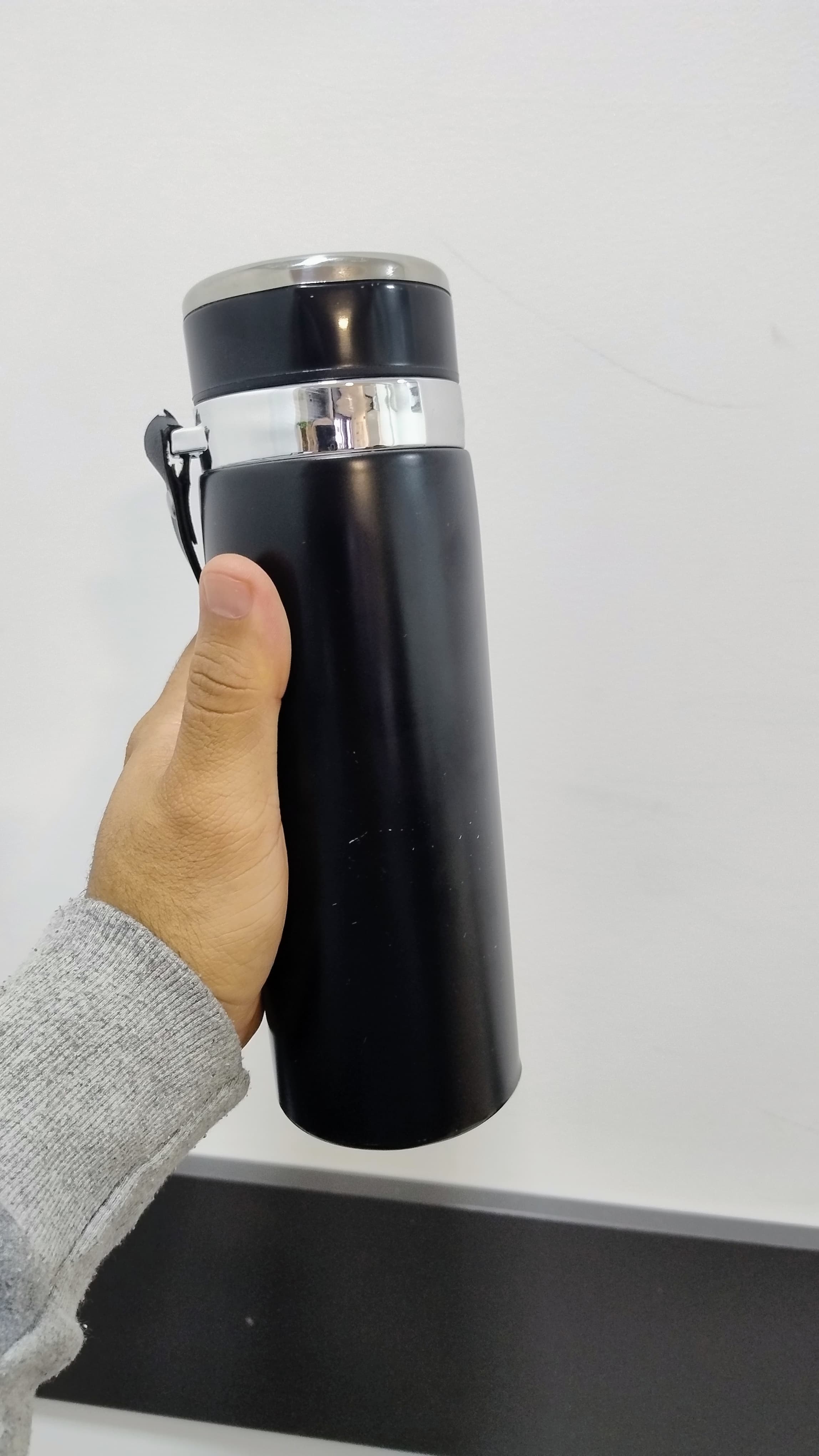 Garrafa Preta com detalhe prateado 