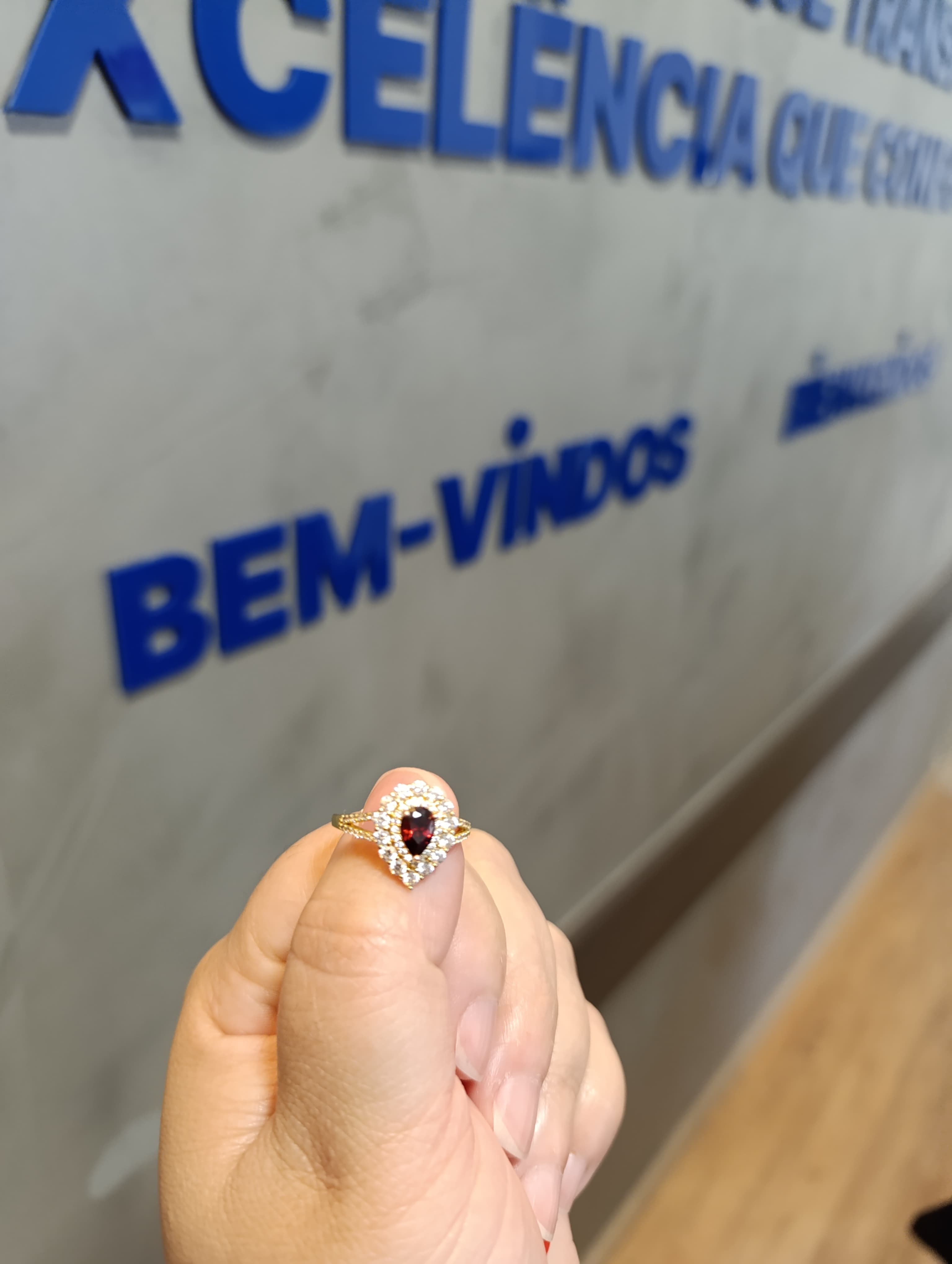 Anel com pedra Vermelha 